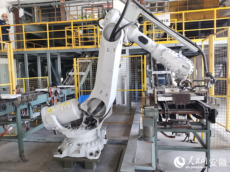 机械臂在搬运镁块。人民网记者 胡雨松摄