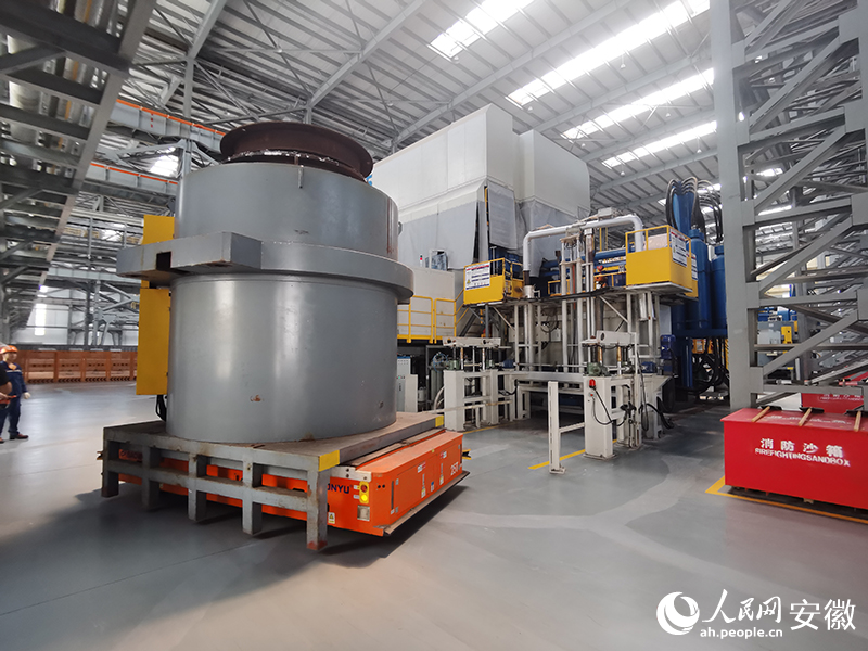 如今，安徽宝镁镁水装卸已完全实现自动化。人民网记者 胡雨松摄